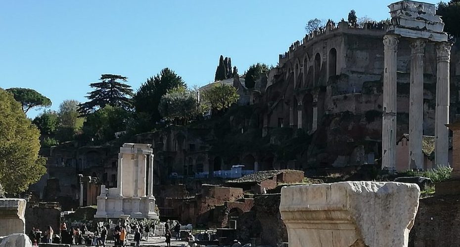 visiter le temple de Vesta au Forum romain