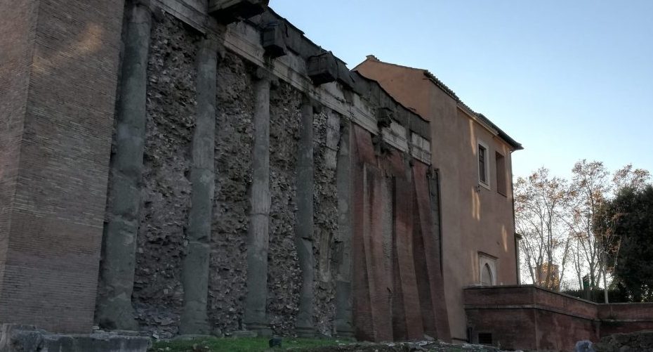 Découvrir le temple de Gianus près du théatre de Marcel