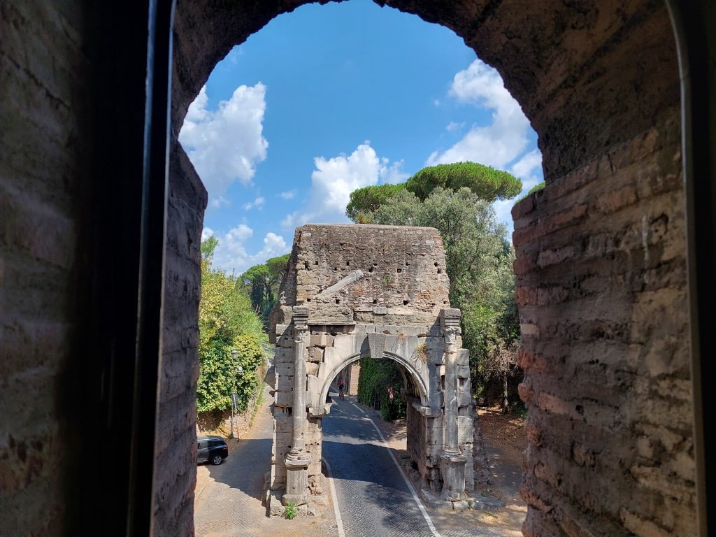 L'arc de Druse vu de la porte saint Sébastien sur la voie Appia antique