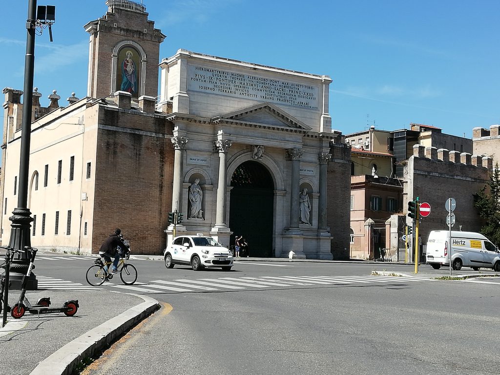 La façade externe de porta Pia